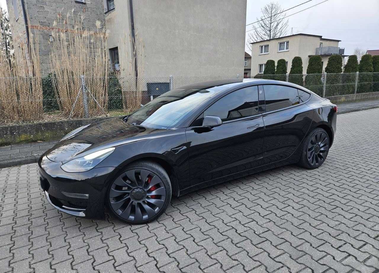 Tesla model 3 2021 року