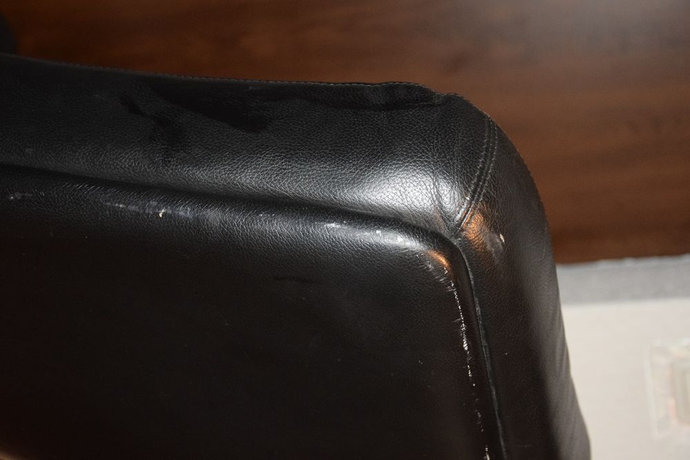 Fotel biurowy czarny na kółkach skóra/drewno