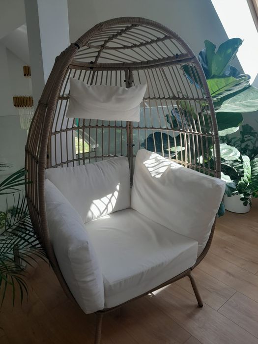 wiklinowy fotel tarasowy z poduszkami duży na nóżkach