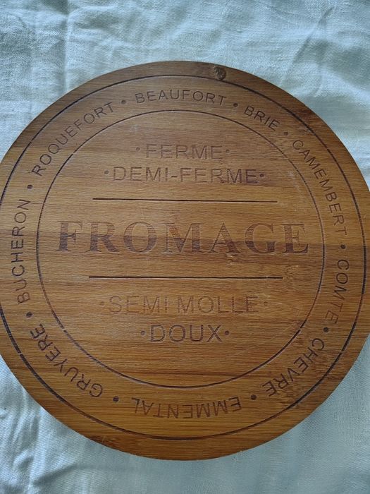 Дошка з приборами для нарізання сиру