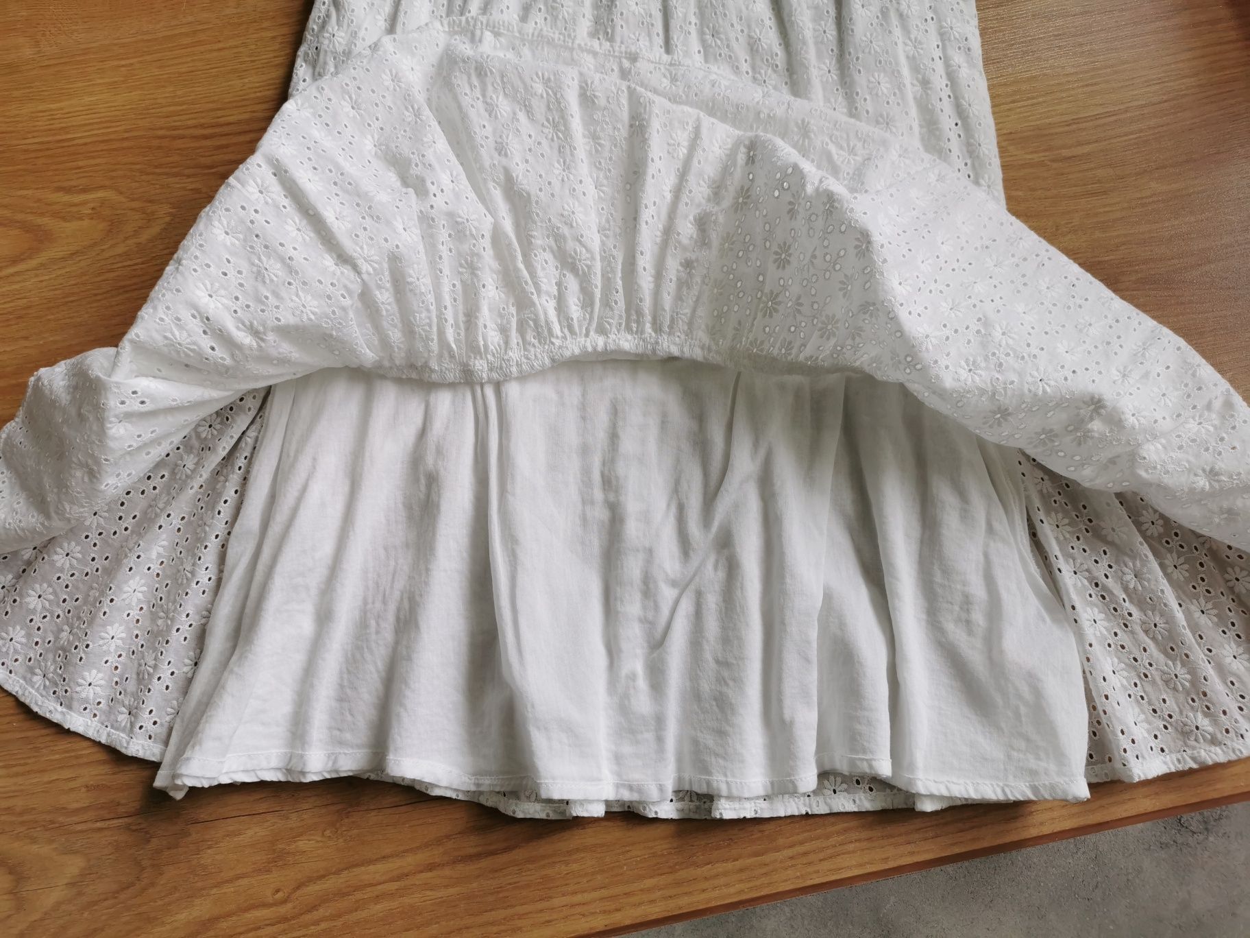 Bawełniana ażurowa sukienka Reserved
