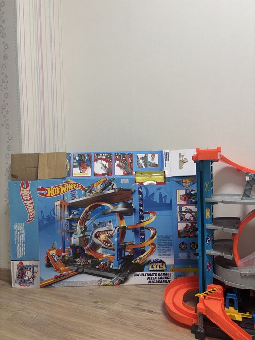 Хот вілс Ультимейт гараж з Акулою