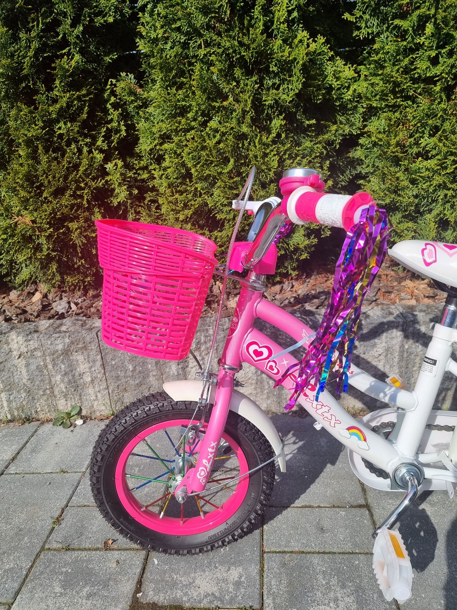 Rowerek 12 cali dla dziewczynki biało różowy z koszyczkiem rower