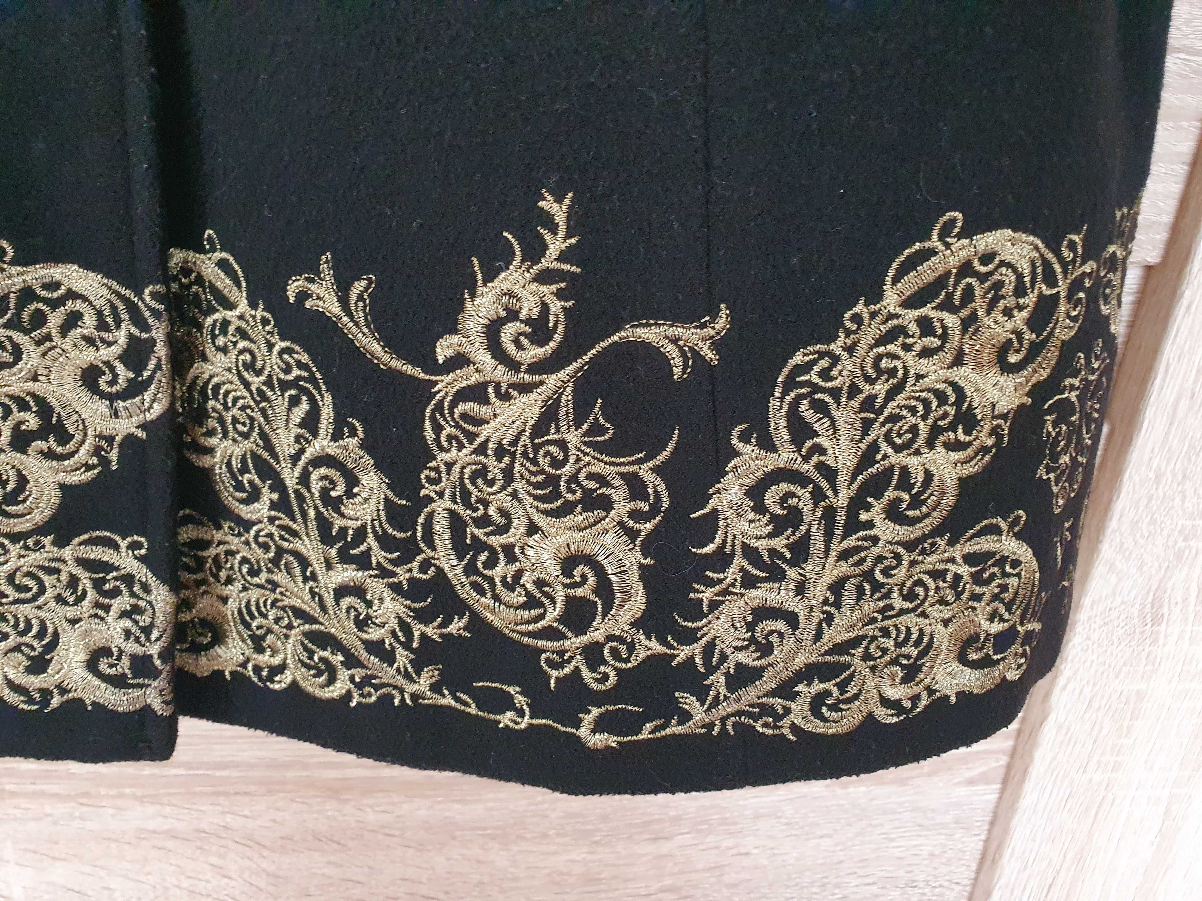 Płaszcz z czarnego flauszu ze złotym haftem, Mohito, roz. 40