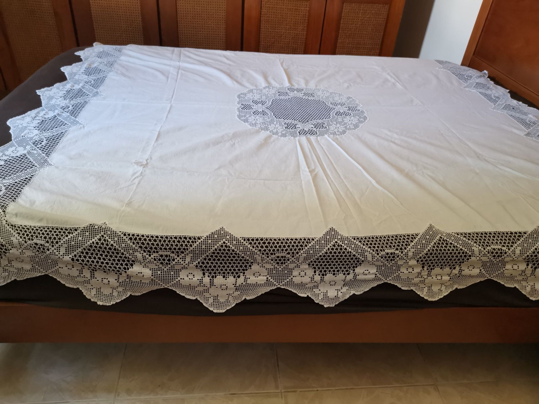 Toalha de mesa feita em tecido e renda n. 20