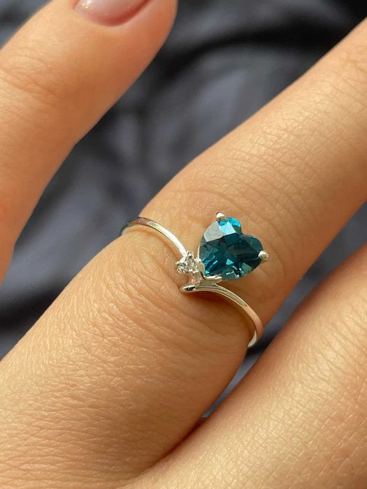 Серебряное кольцо с натуральным лондон блю. Размер 16.75