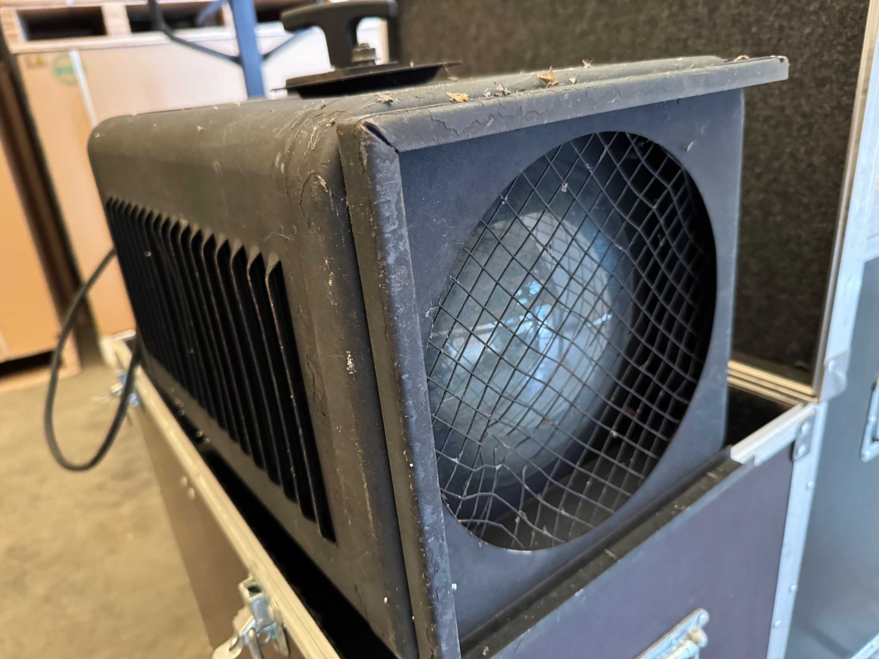 Dwa reflektory typu spot 2000W + CASE. made in Italy!
