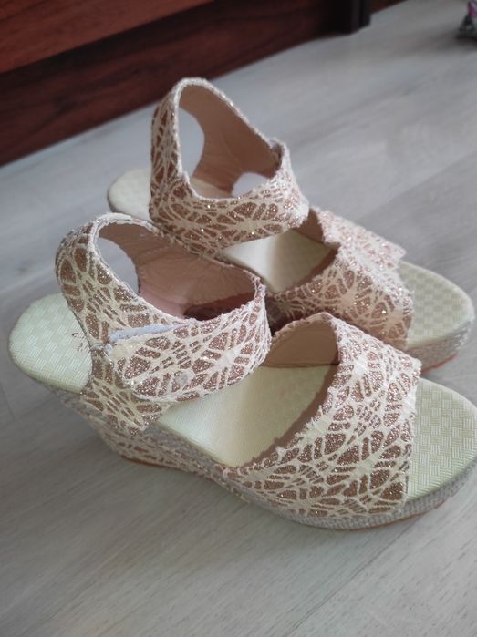 Босоніжки на танкетці