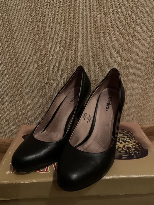 Класичні стильні шкіряні туфлі