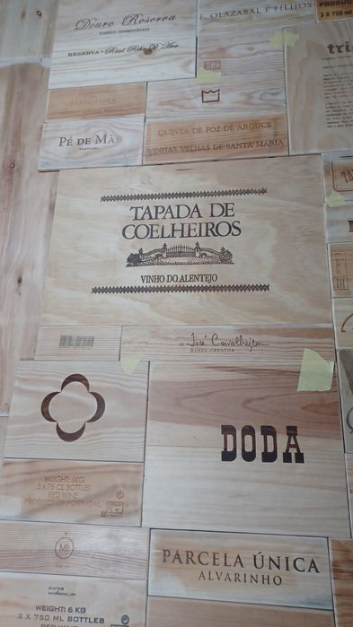 Painel/mural parede forrada com caixas madeira de vinho