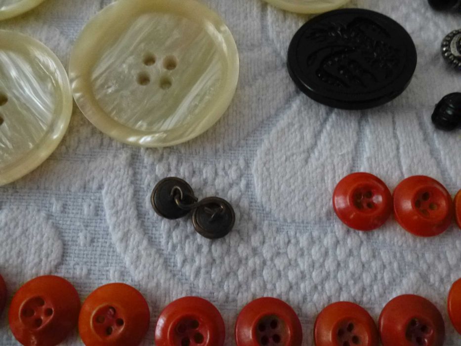 2 Lotes de botões , antigos e recentes