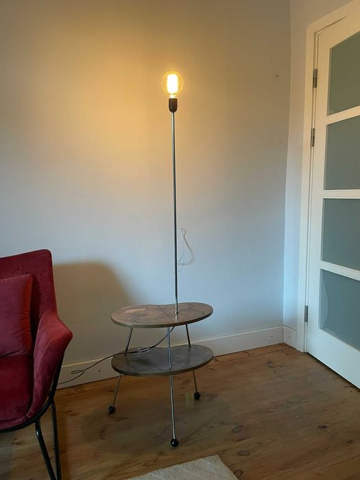 lampa stojąca z półkami fornirowanymi. lata 60 lub 70.