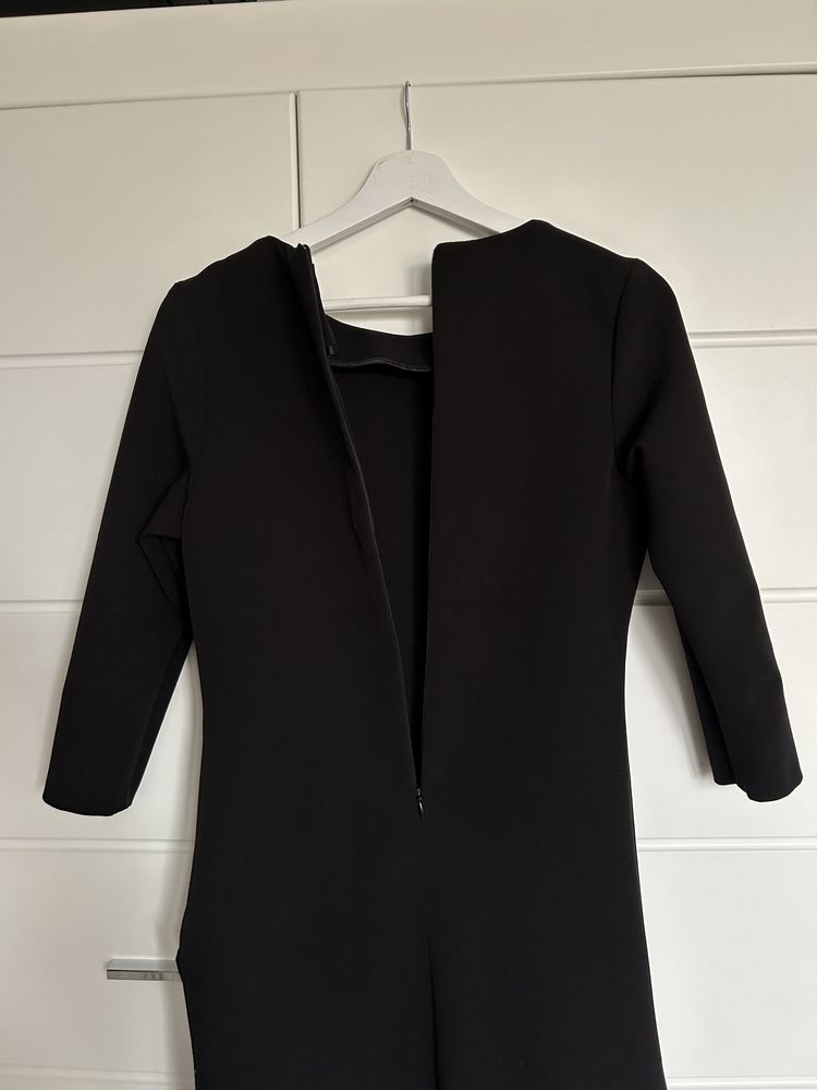 Czarna elegancka dopasowana sukienka z suwakiem mohito 38