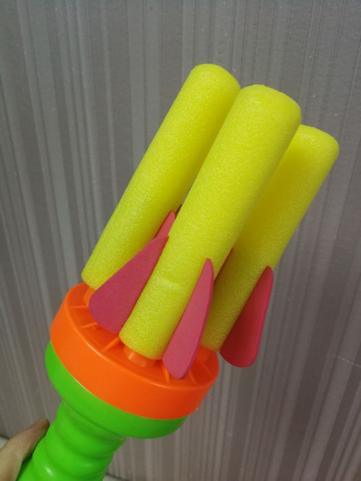 Іграшка помпова, яка стріляє м'якими патронами.