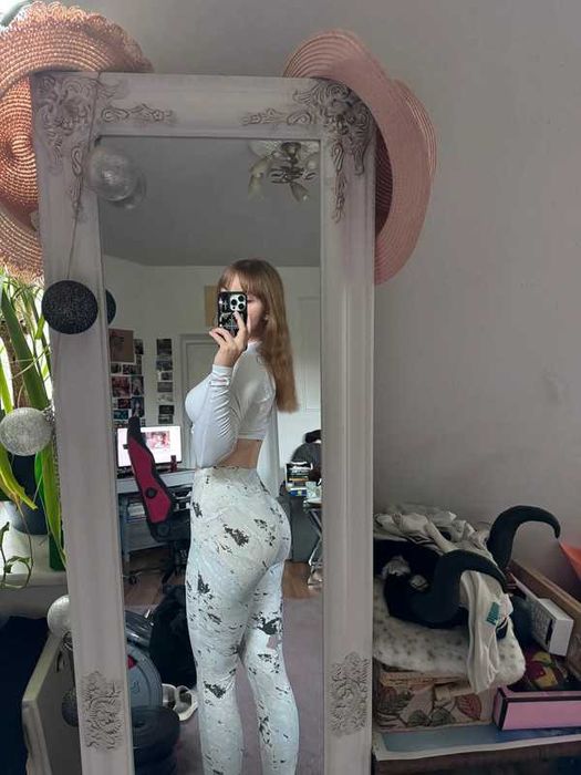Białe marmurkowe legginsy gymshark S