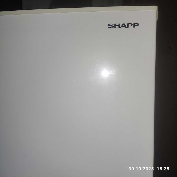 Холодильник Sharp 1,8м. не холодить, під ремонт.