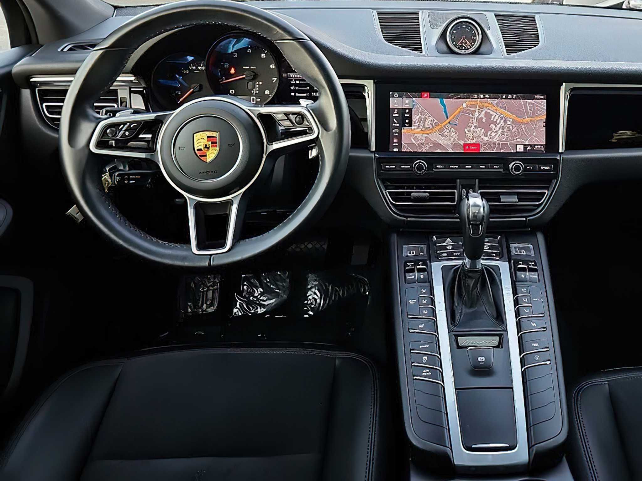 Porsche Macan Base      2021