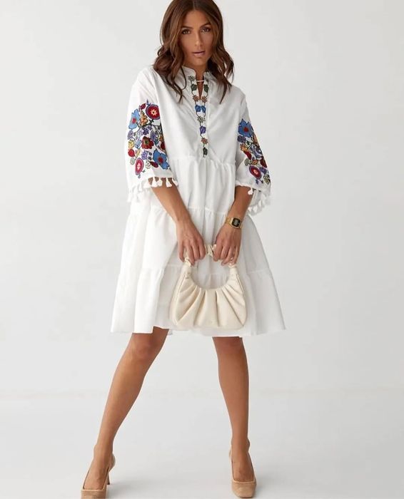 Розкішна вишита сукня