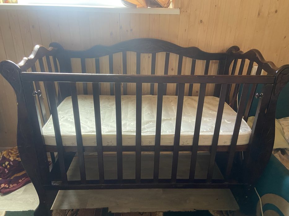 Продам дитяче ліжечко з матрасом