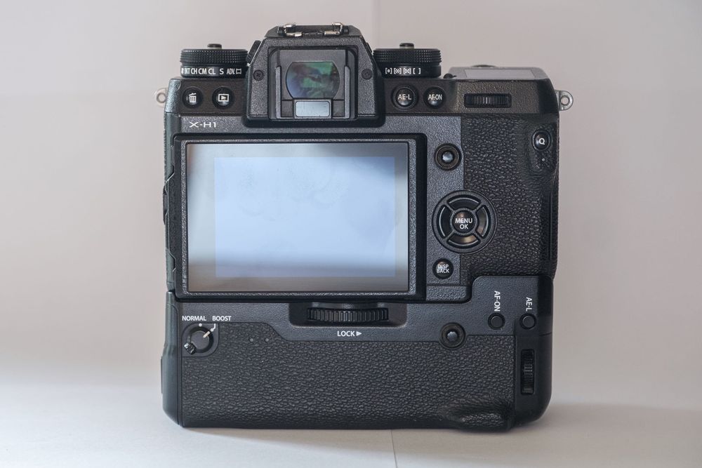 FujiFilm X-H1 + vertical Grip VPB-XH1 + 3 baterias (NP-W126s)