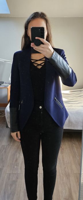 Marynarka granatowa nie zapinana skórzane Rękawy i wstawki z suwakami