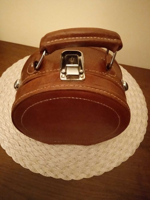 Kuferek hiszpański z zamknięciem