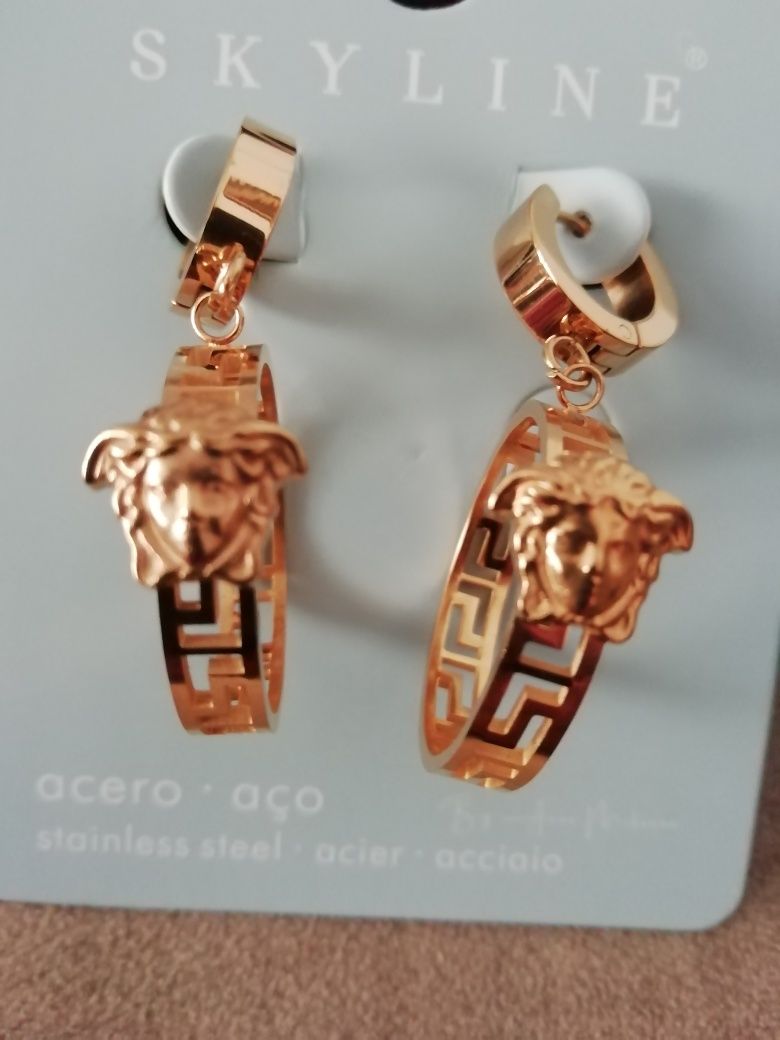 Argolas pratiadas e dourado antialérgico