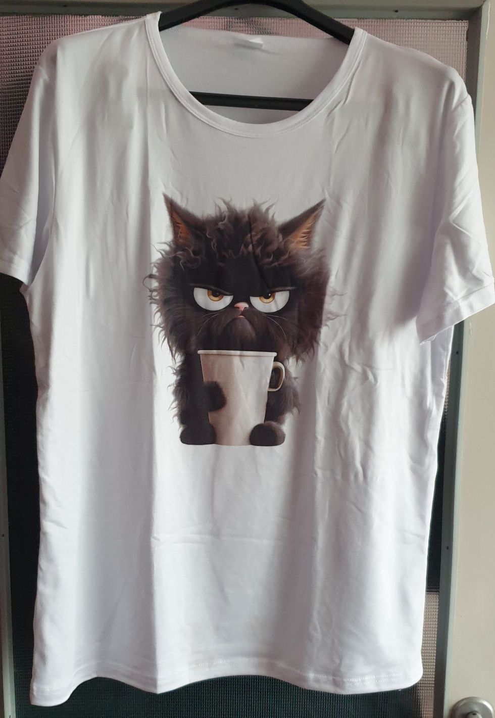 Biały T-shirt z kotem