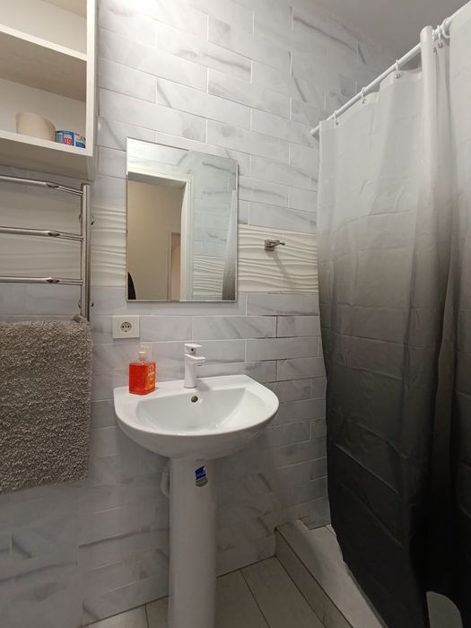 Сдам  двухкомнатную посуточно квартира центр правый берег