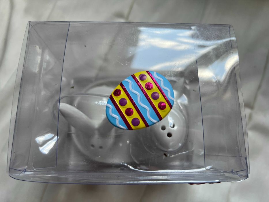 Zestaw białych ceramicznych solniczki i pieprzniczki - zajączków Homla