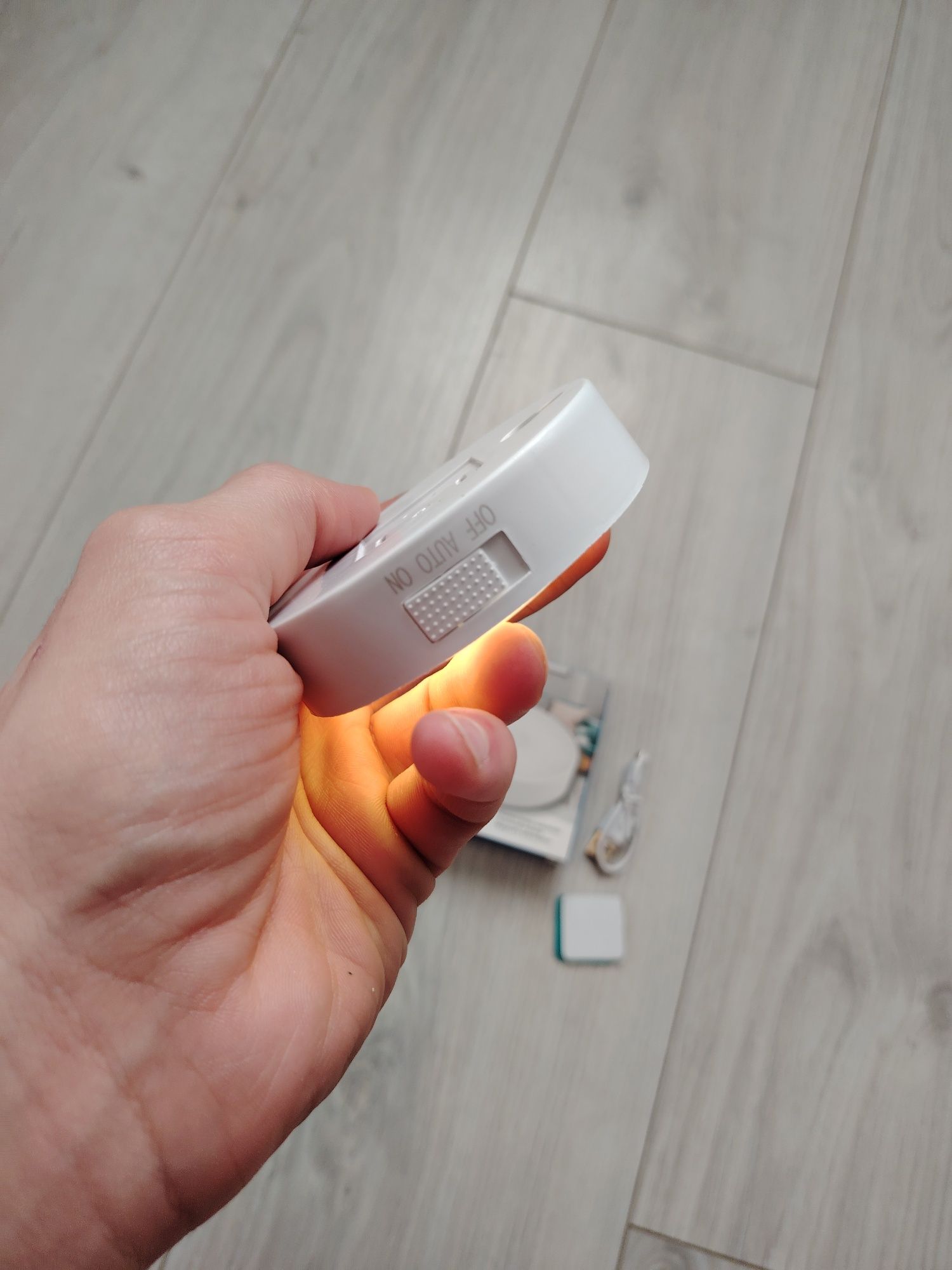 Inteligentna lampka nocna z czujnikiem ładowana na USB
