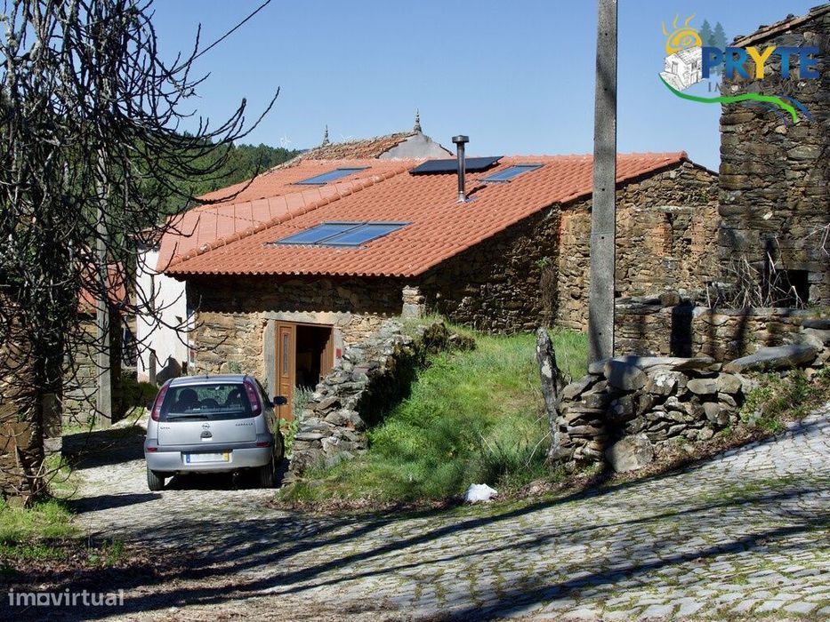 Moradias em pedra de xisto situadas perto de Oleiros