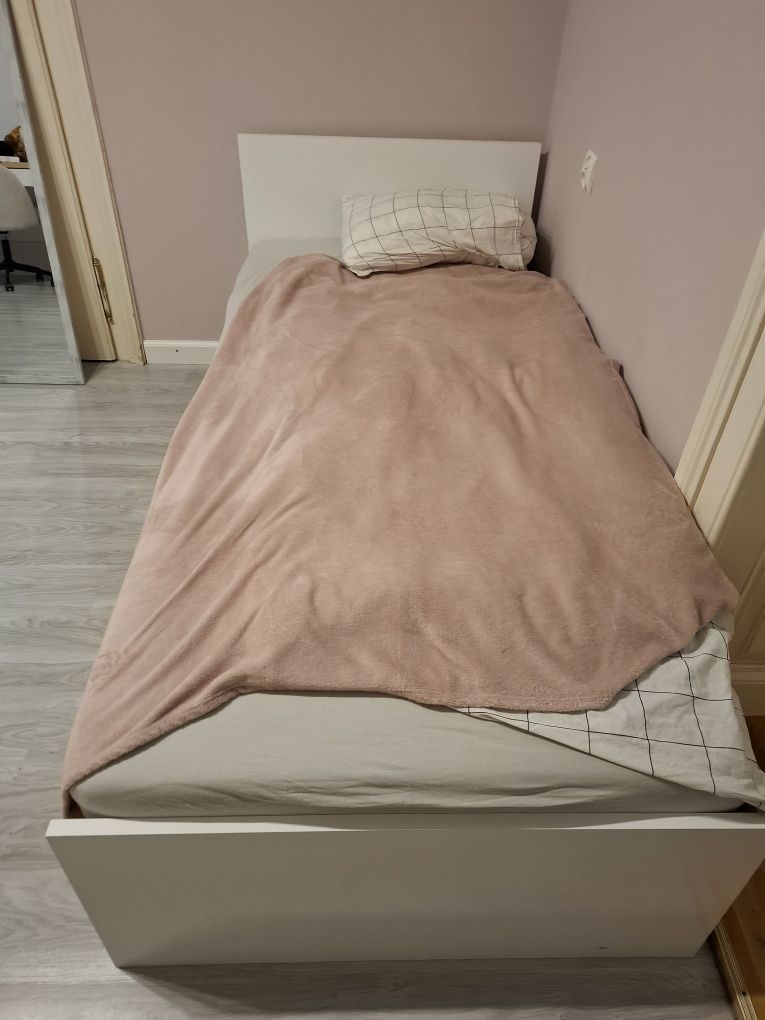 Biurko, łóżko z szufladą i komoda
