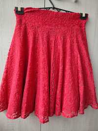 Czerwona koronkowa spódnica