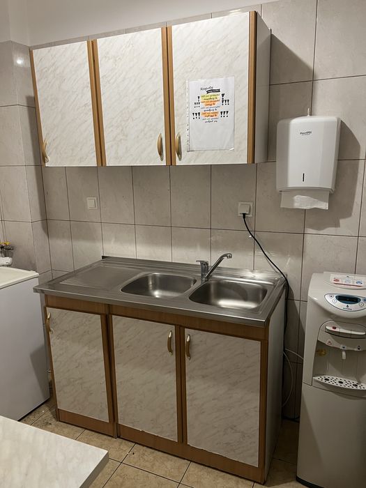 szafka kuchenna, stół i szafka wolnostojąca