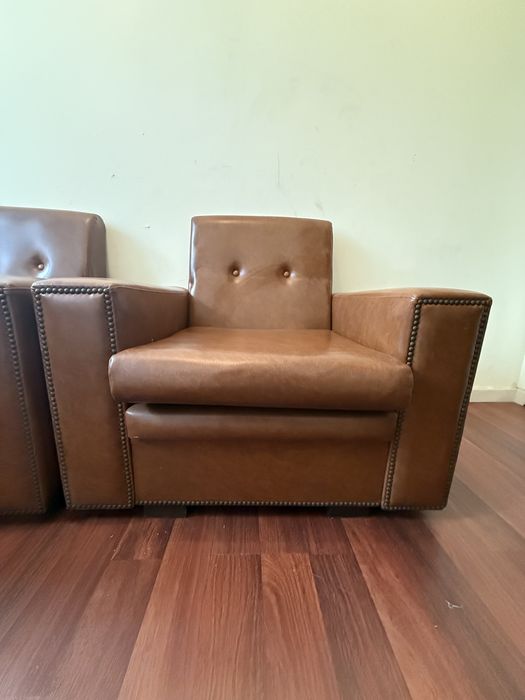 Dois cadeirões castanhos