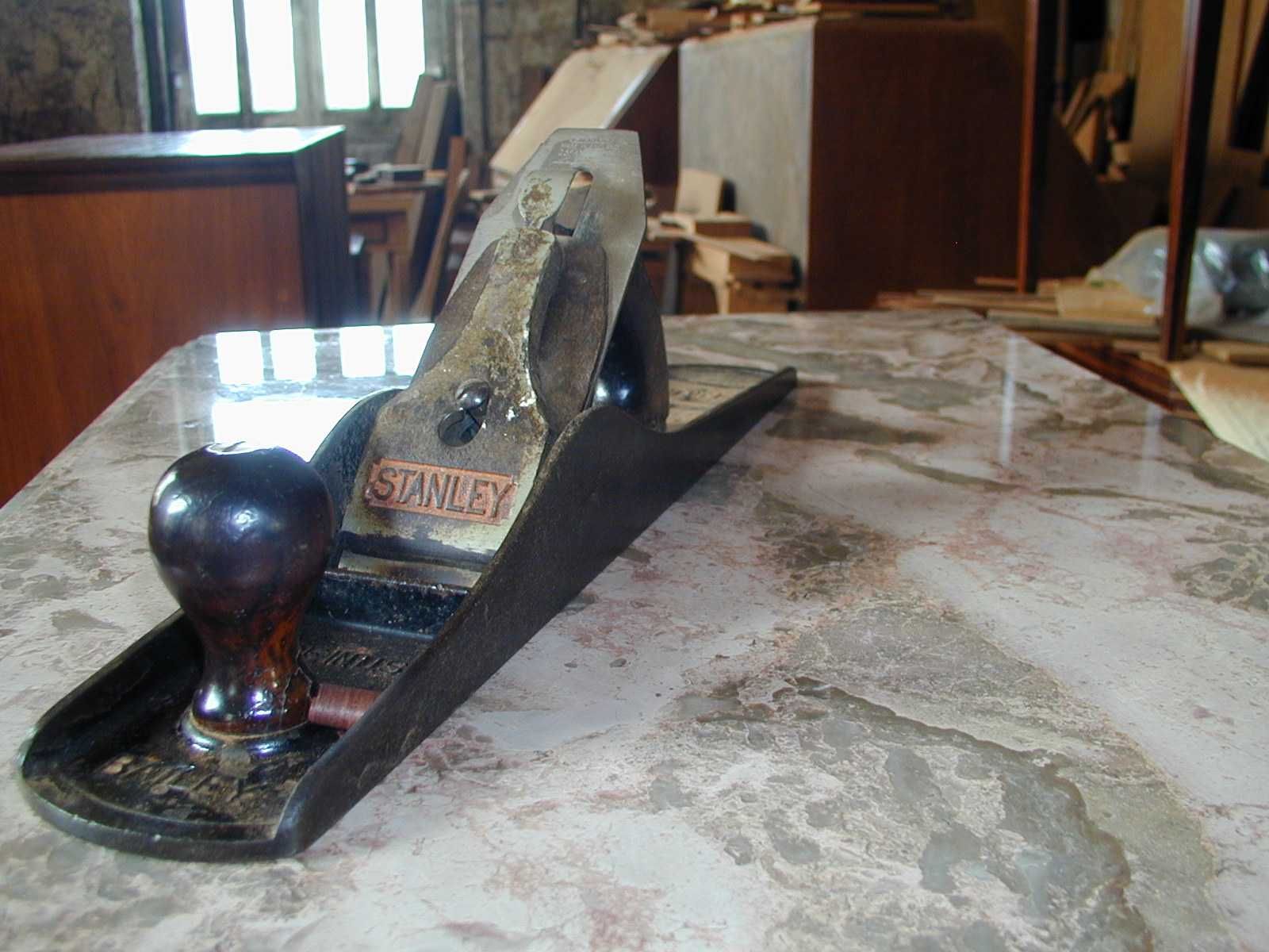 Meia-cómoda antiga estilo D. Maria, com tampo em mármore e embutidos