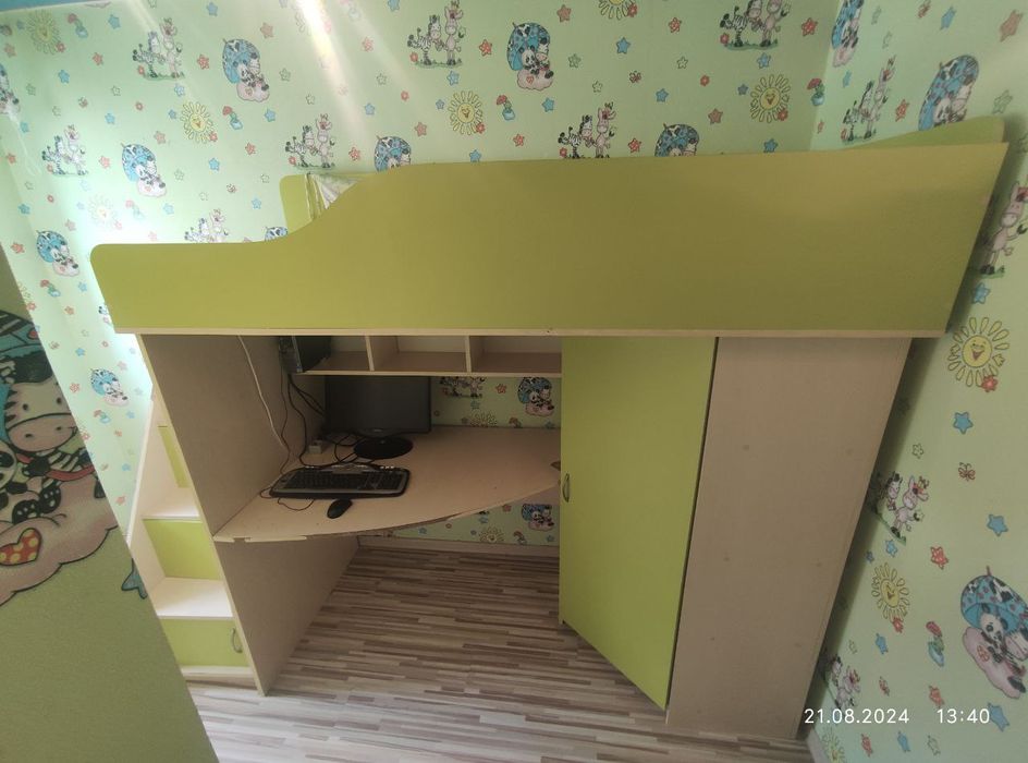 Дитяче ліжко горище з столом, кутовою шафою і сходами комодом