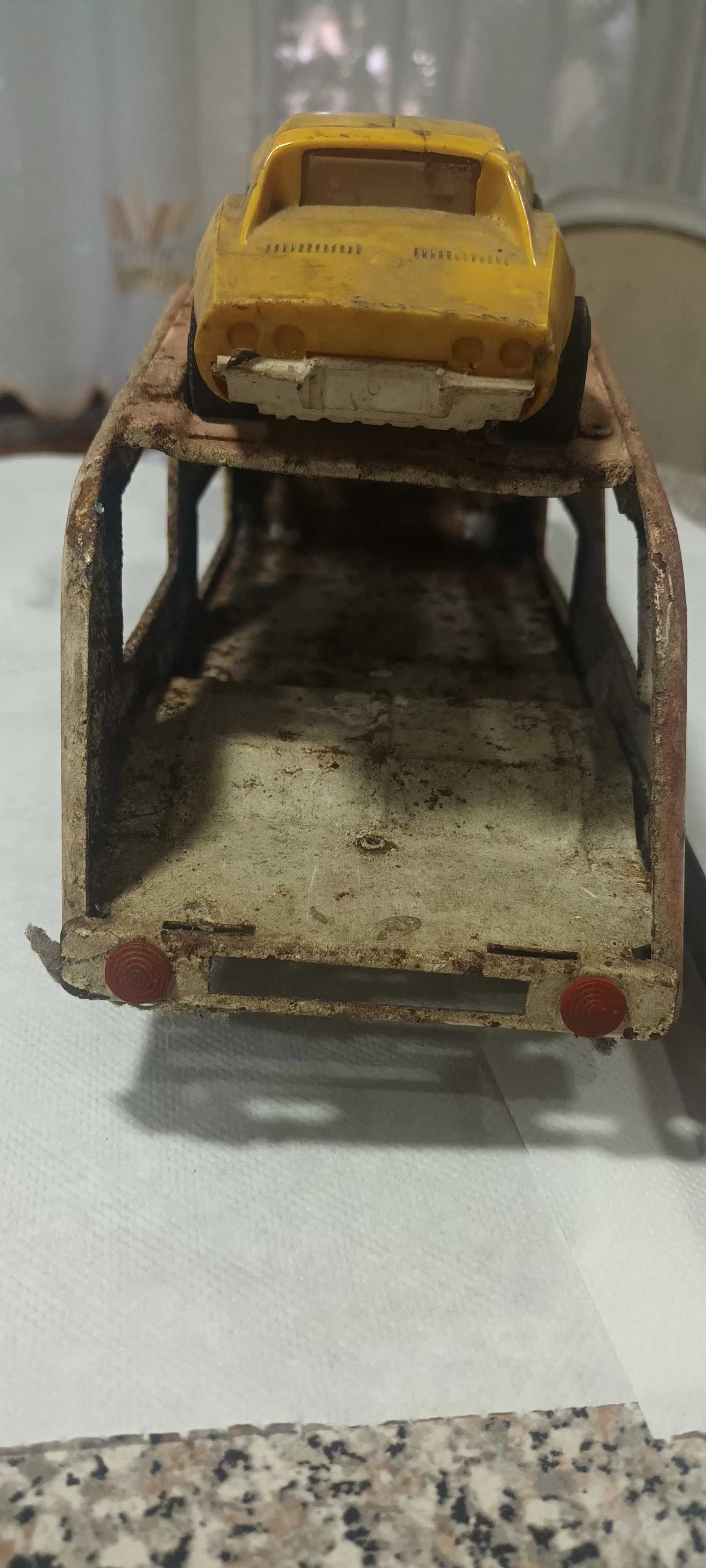 Camião antigo em chapa com reboque