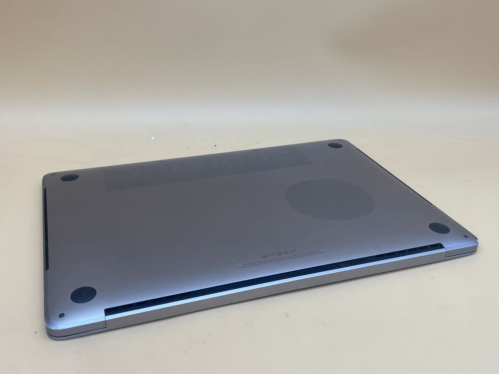 Macbook pro 2018 13.3 8gb  256 gb ssd i5 touchbar