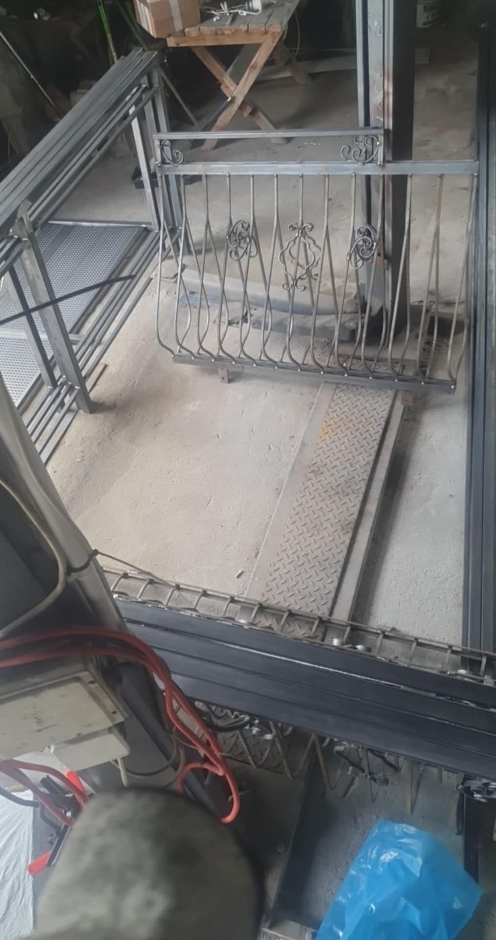 Podnośnik dwukolumnowy samochodowy