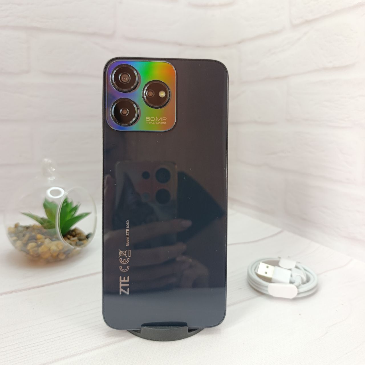 Продам телефон ZTE Nubia V50 Design  8/256Gb NFC в гарному стані