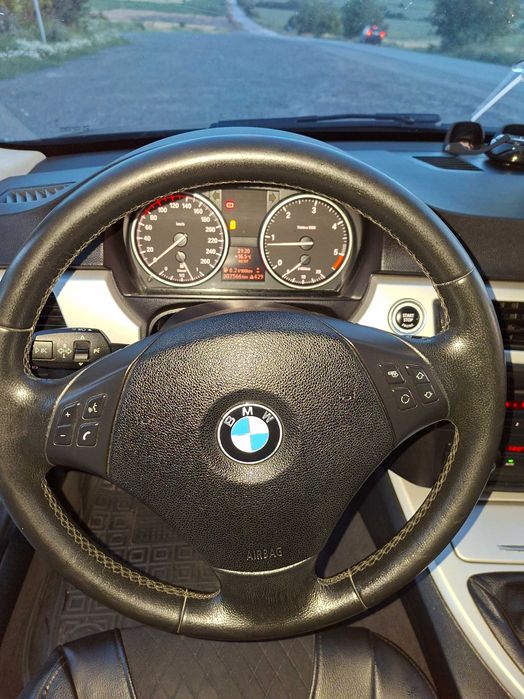 BMW 318D 8500 $    .