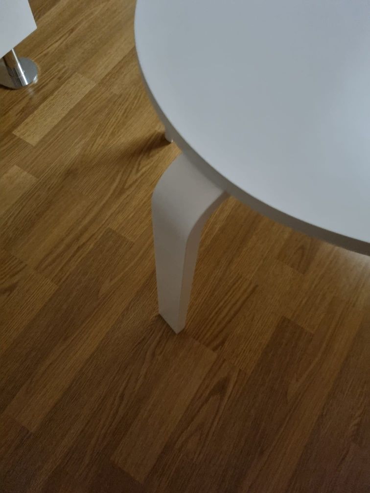 Biały stolik owal Ikea SVALSTA