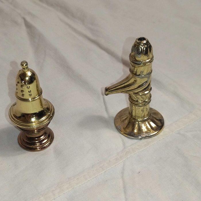 Мініатюрні іграшкові фігурки: перечниця, кран-колонка, Англія