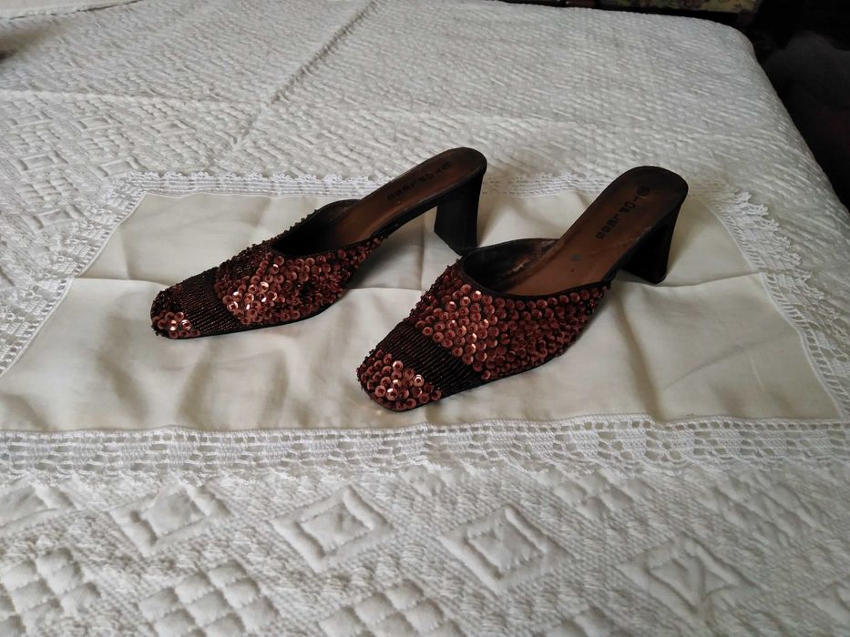 Chinela ou Sandália única e chic (sapatos)