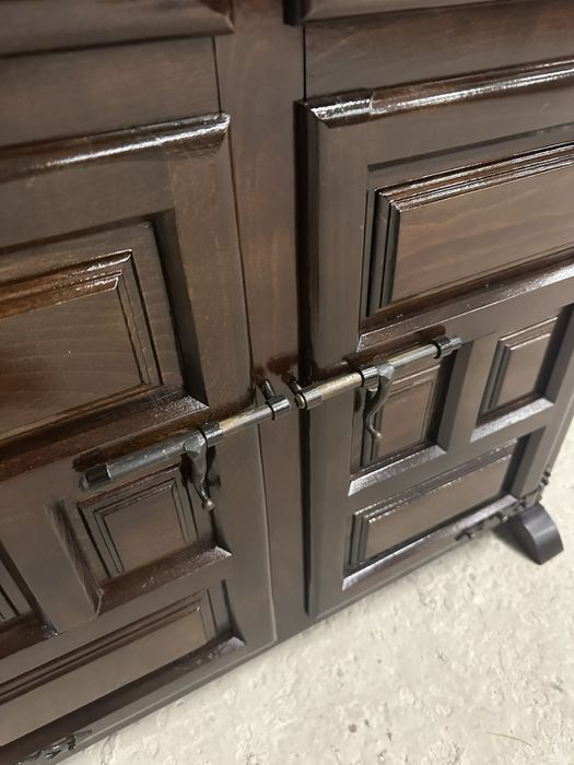 Дубовий комод з кованою фурнітурою.