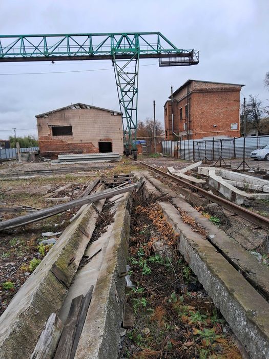 Площадка земельна під козовим краном і з залізничною колією