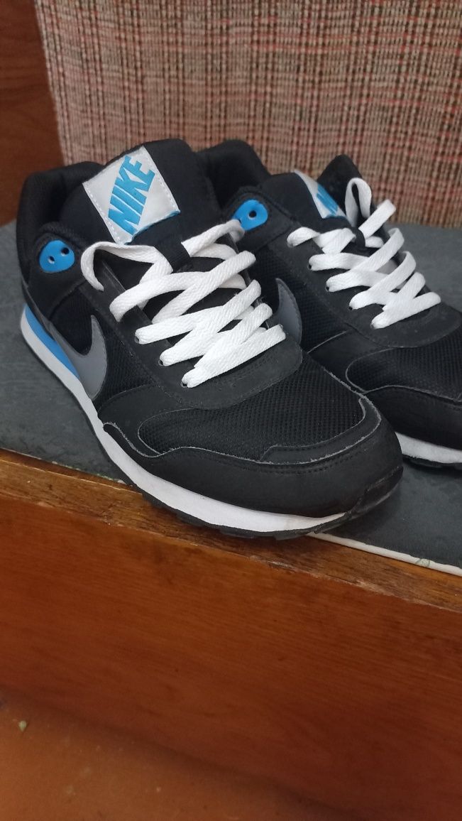 Продаю Nike md runner