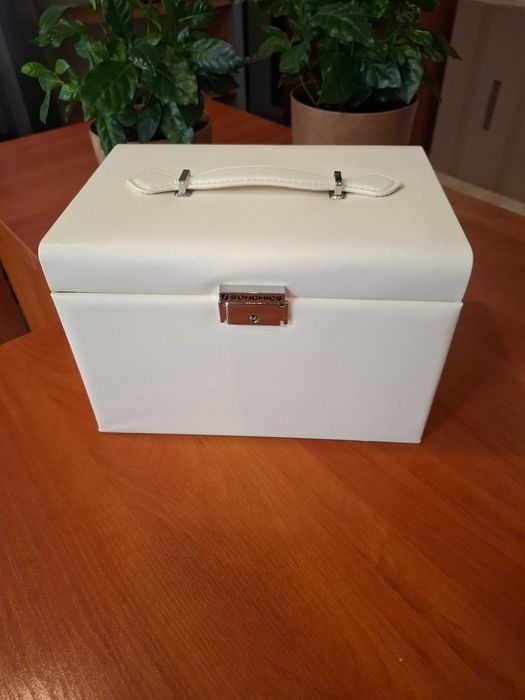 Kuferek na biżuterię ,biały